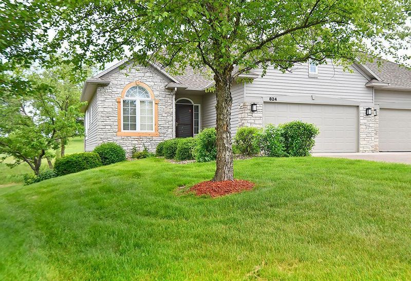 824 Vardon Ct, Faribault, MN 55021