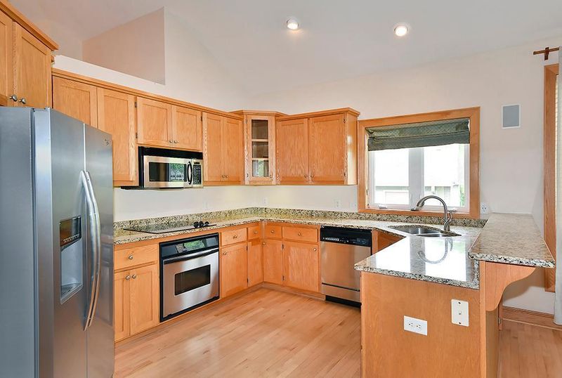 824 Vardon Ct, Faribault, MN 55021