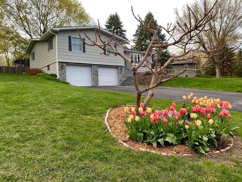 1378 Crest Dr, Chaska, MN 55318