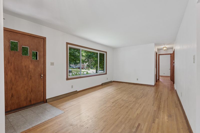1391 Mcafee St, Saint Paul, MN 55106