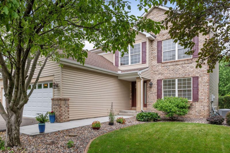 2718 Simons Dr, Chaska, MN 55318