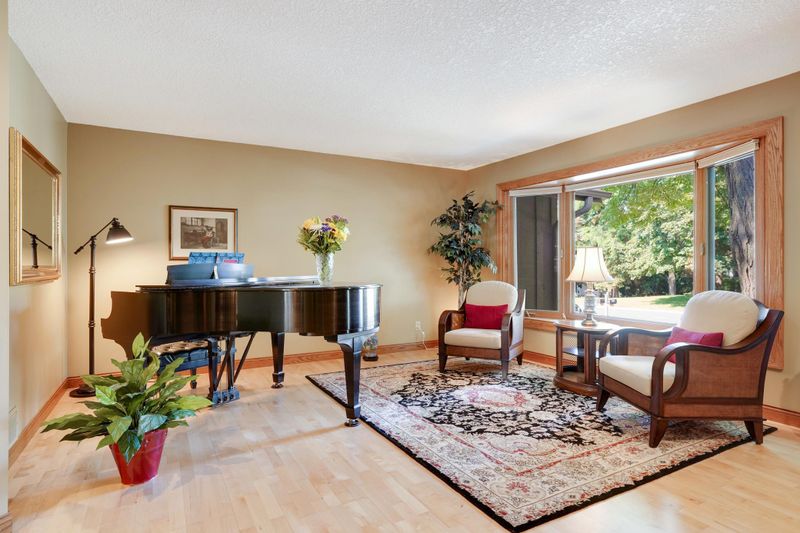 9933 Yosemite Rd, Bloomington, MN 55437