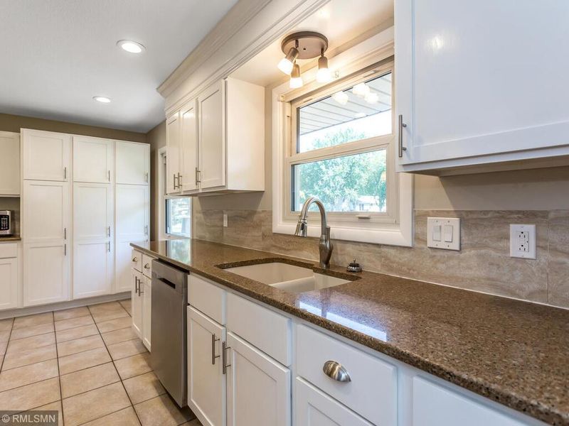 8069 77th St S, Cottage Grove, MN 55016