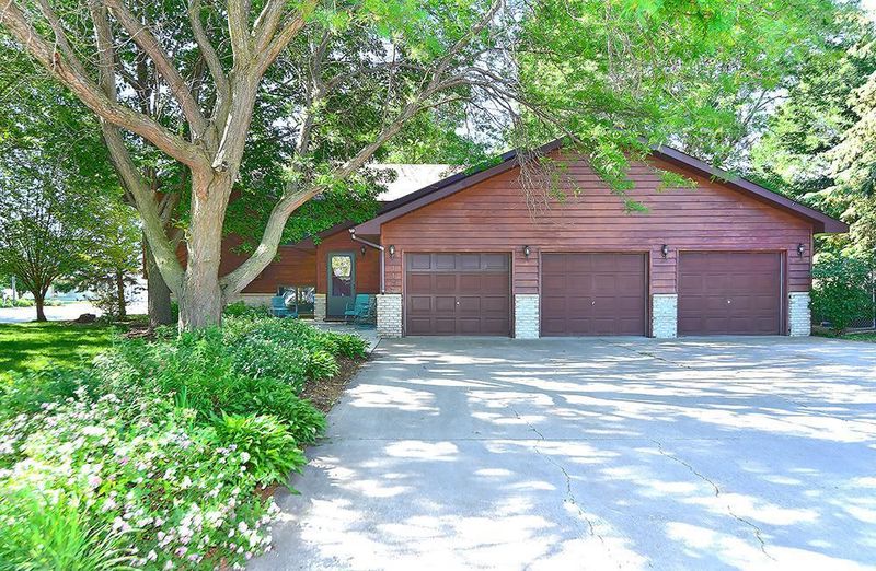 1427 18th St SW, Faribault, MN 55021