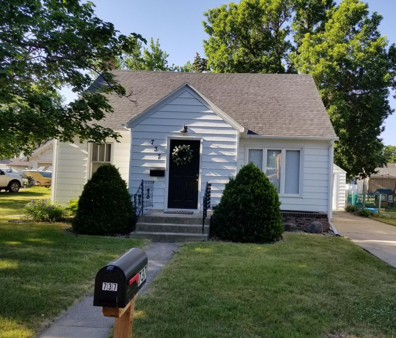 737 13th St, Windom, MN 56101