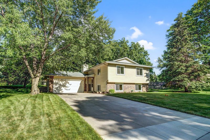 9342 Yucca Ln N, Maple Grove, MN 55369