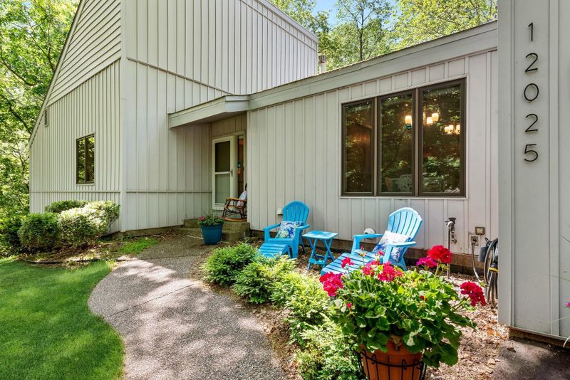12025 Mayflower Cir, Minnetonka, MN 55305