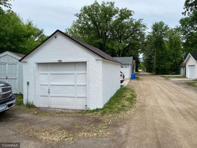 910 Main Ave N, Thief River Falls, MN 56701