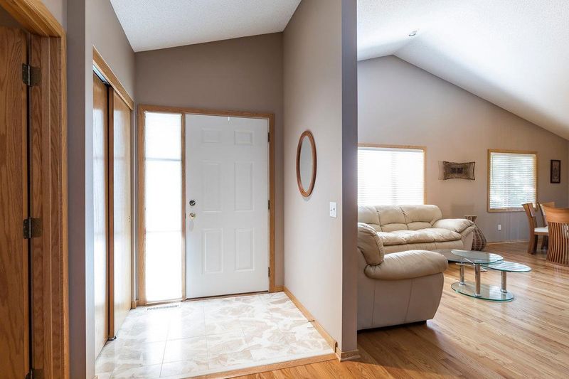 8344 Creekside Cir, Bloomington, MN 55437
