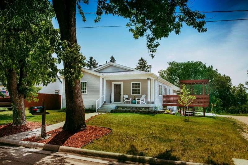 615 W 8th St, Morris, MN 56267