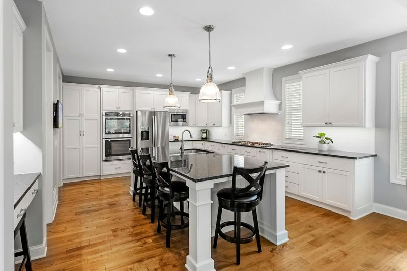 6347 Bellevue Ln, Eden Prairie, MN 55344