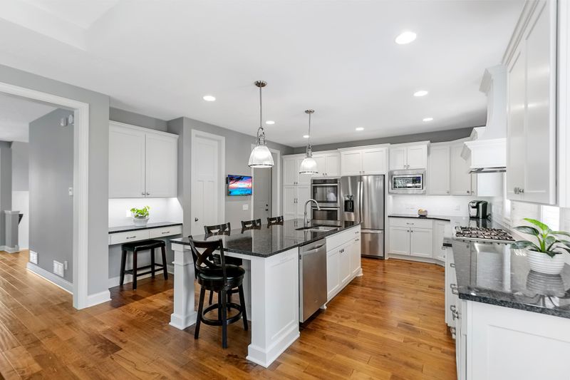 6347 Bellevue Ln, Eden Prairie, MN 55344