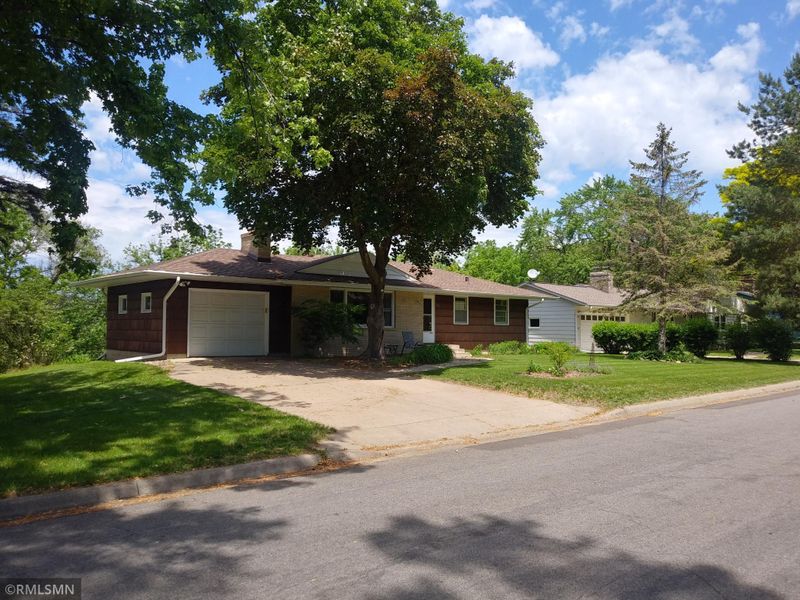 843 Sextant Ave W, Roseville, MN 55113