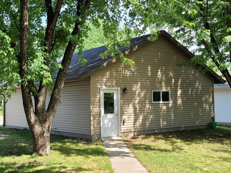 325 Monroe St SE, Hutchinson, MN 55350