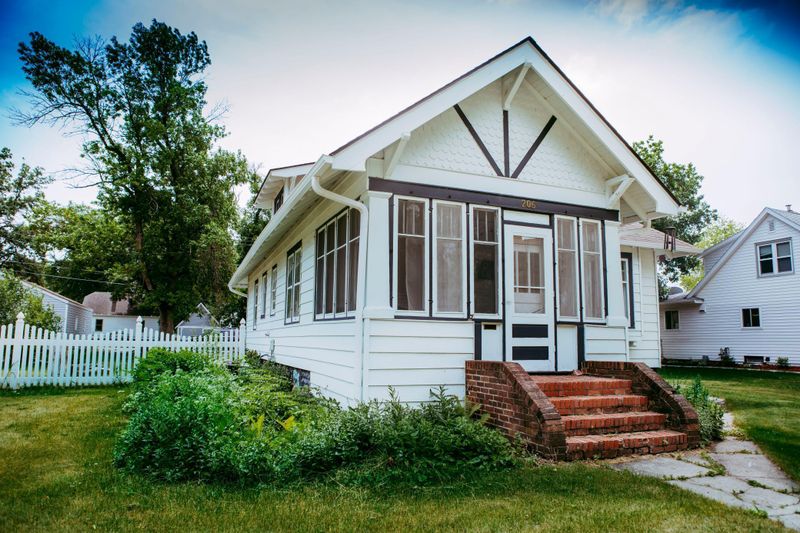 206 E 7th St, Morris, MN 56267