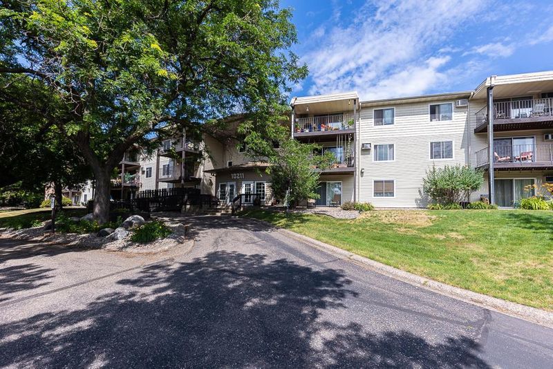10211 Cedar Lake Rd #202, Minnetonka, MN 55305
