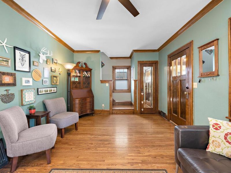 1076 Charles Ave, Saint Paul, MN 55104