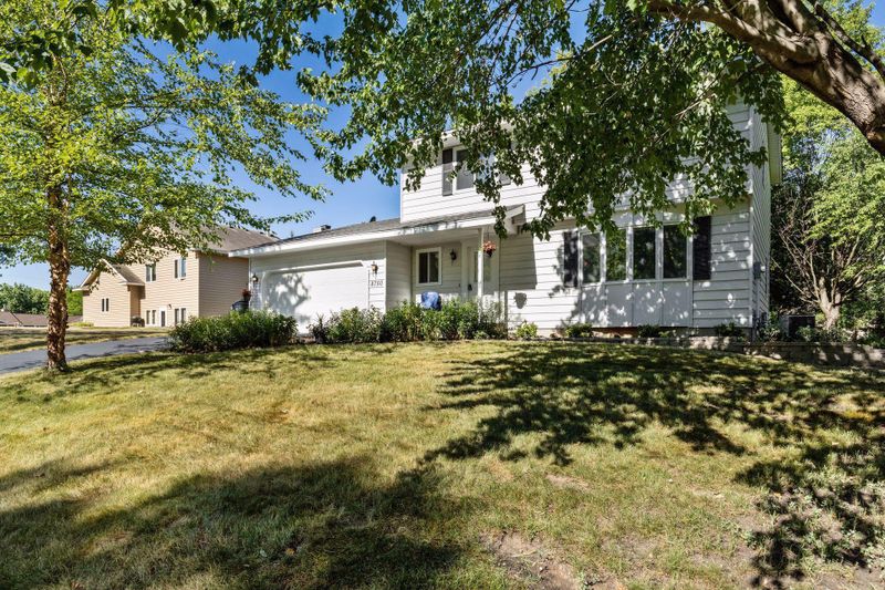8750 Meadowvale Dr, Eden Prairie, MN 55347