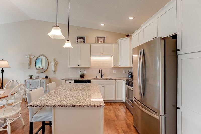 604 Hideaway Ln, Woodbury, MN 55129