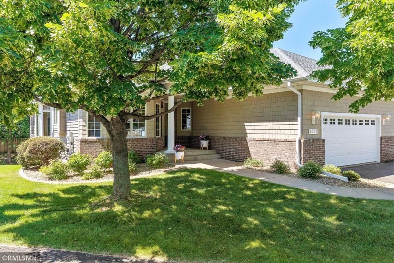 9017 Sutton Dr, Eden Prairie, MN 55347