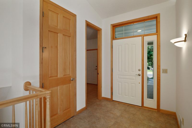 9017 Sutton Dr, Eden Prairie, MN 55347