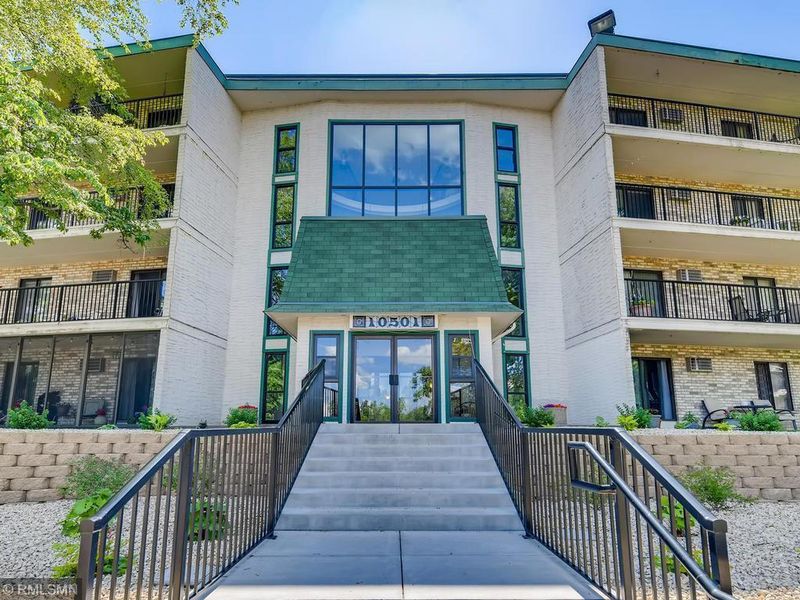 10501 Cedar Lake Rd #415, Minnetonka, MN 55305