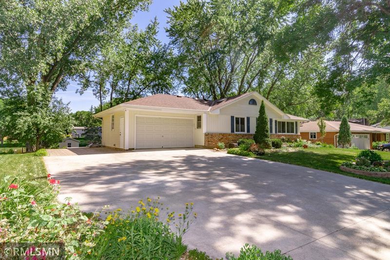 713 E 131st St, Burnsville, MN 55337