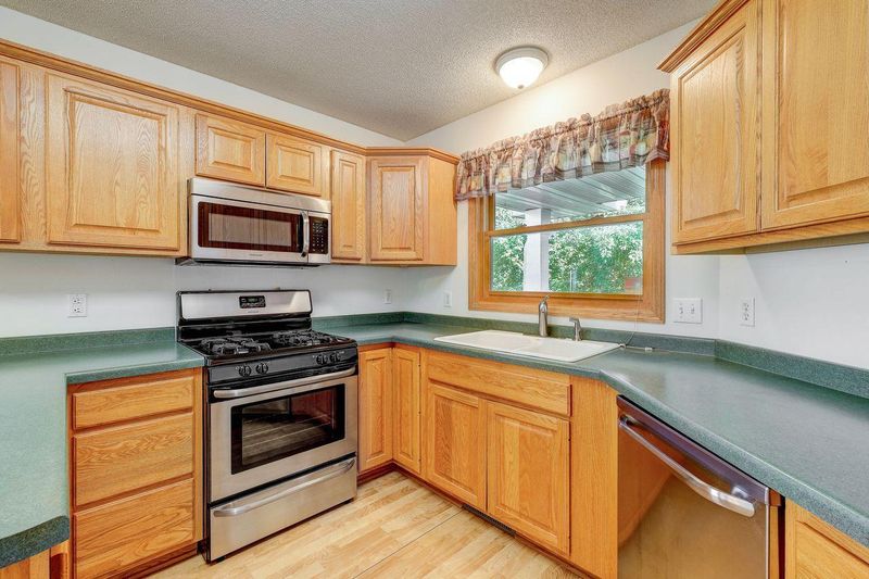 640 Overlook Dr, Roseville, MN 55113