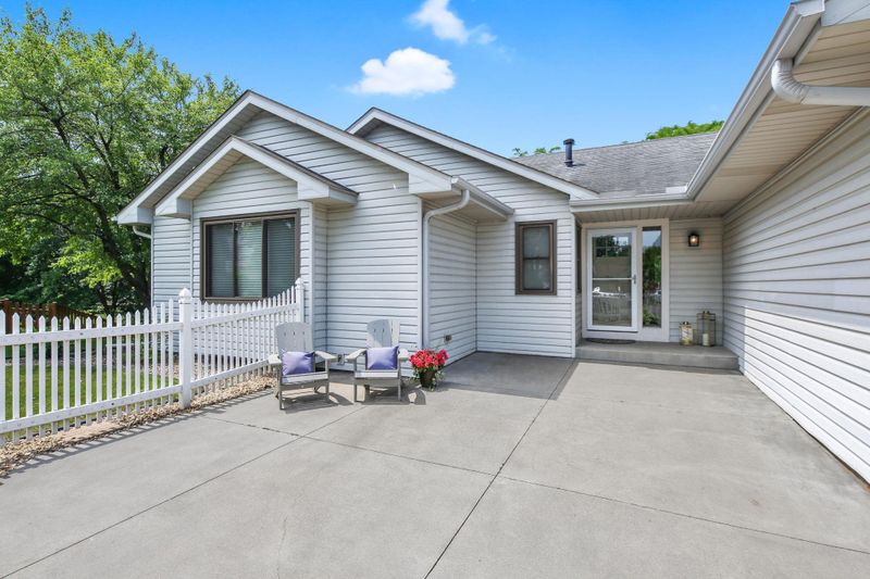 1381 Thrush Ct, Chanhassen, MN 55317