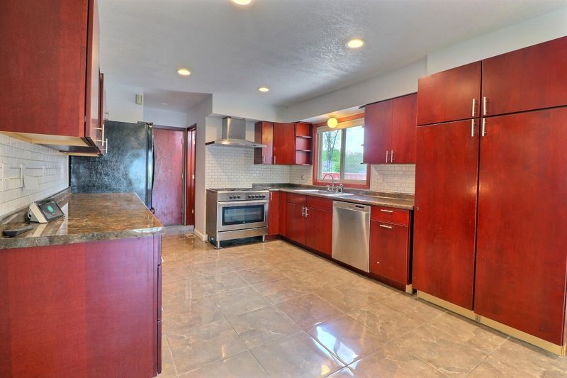 1383 Summer Ave, Maplewood, MN 55109