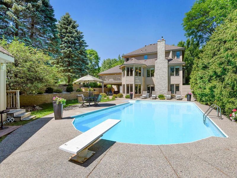 6657 Promontory Dr, Eden Prairie, MN 55346