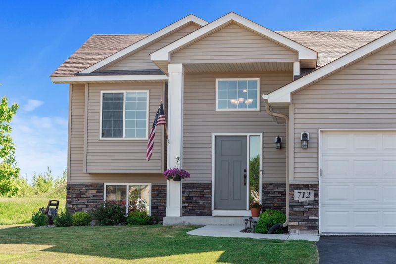 712 Bremen Cir, Waverly, MN 55390