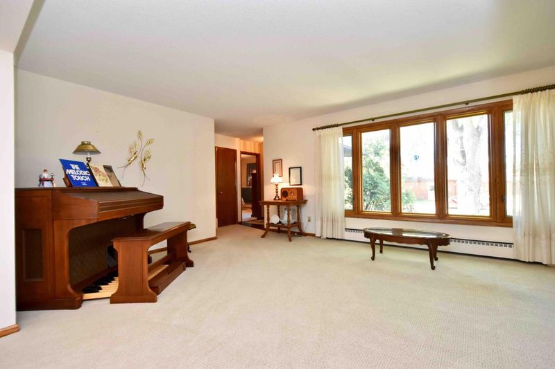 1726 W Broadway St, Winona, MN 55987