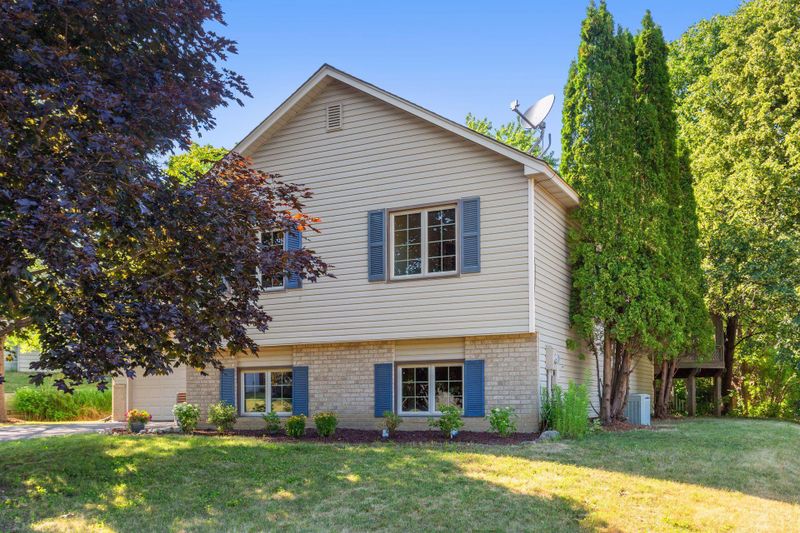 18744 Pennington Ave, Eden Prairie, MN 55346