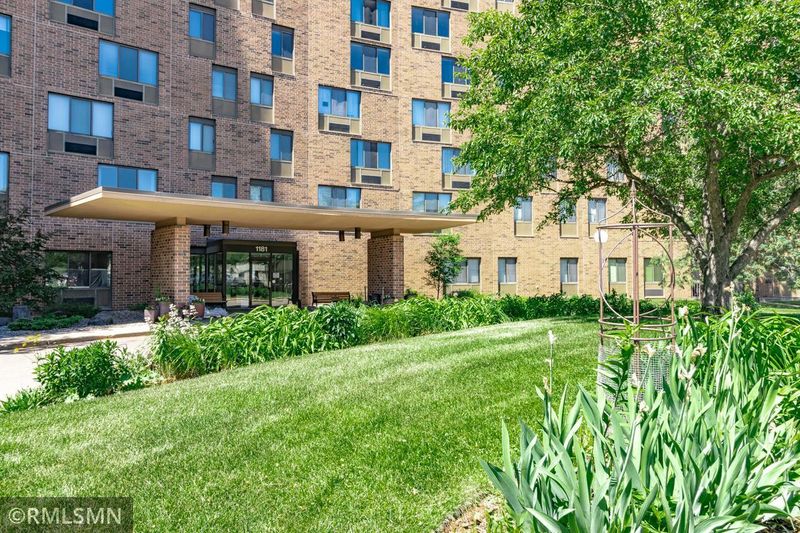 1181 Edgcumbe Rd #907, Saint Paul, MN 55105
