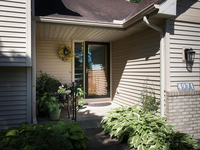 4971 Credit River Dr, Savage, MN 55378