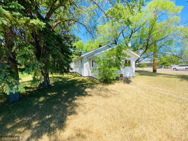 1029 Roosevelt Rd SE, Bemidji, MN 56601