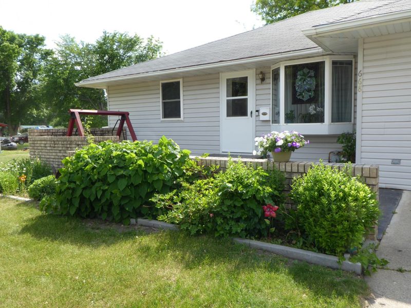 668 Drake, Windom, MN 56101