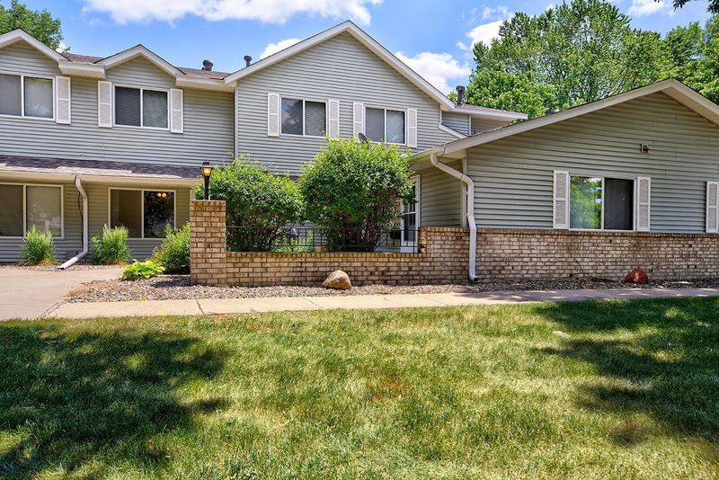 1579 Helmo Ave N, Oakdale, MN 55128