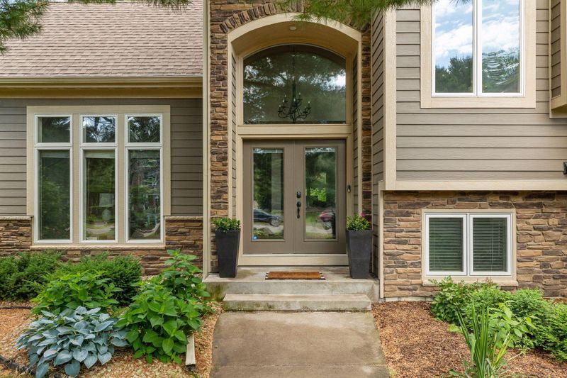 8932 Hunters Trl, Woodbury, MN 55125