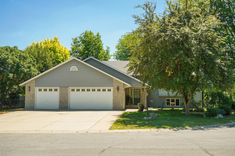 109 Parkway Ln, Cannon Falls, MN 55009