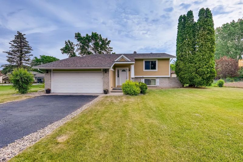 2400 Villaburne Ct W, Burnsville, MN 55337