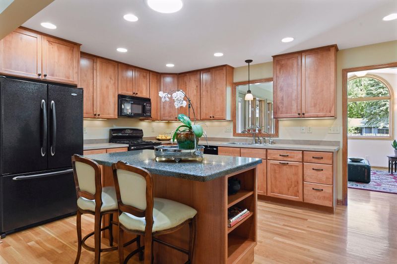 5396 Clayton Dr, Maple Plain, MN 55359