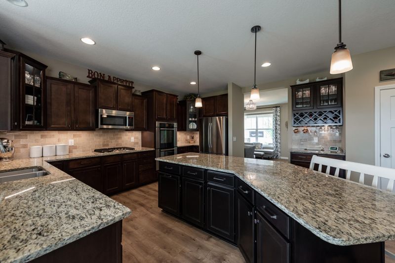 7999 Spring Lake Dr, Shakopee, MN 55379
