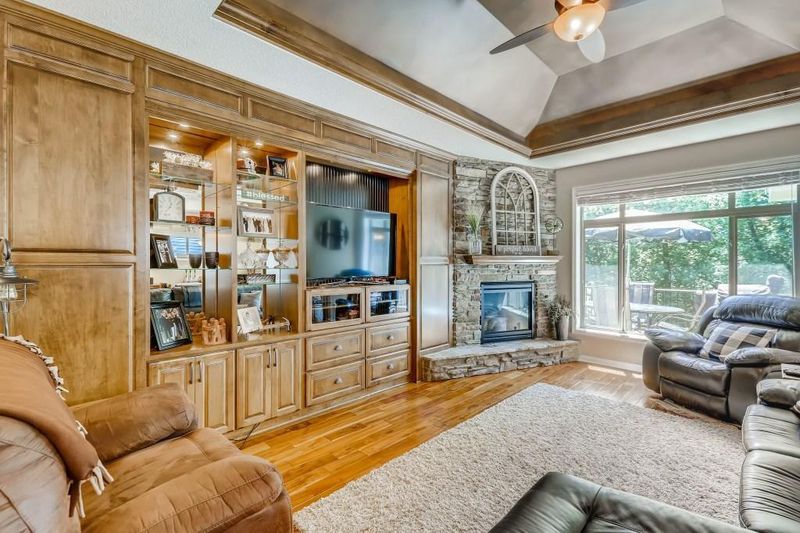 365 Brickyard Dr, Chaska, MN 55318
