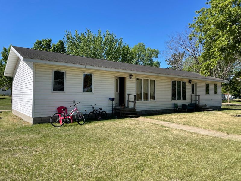 402 Dakota Ave SE, Staples, MN 56479