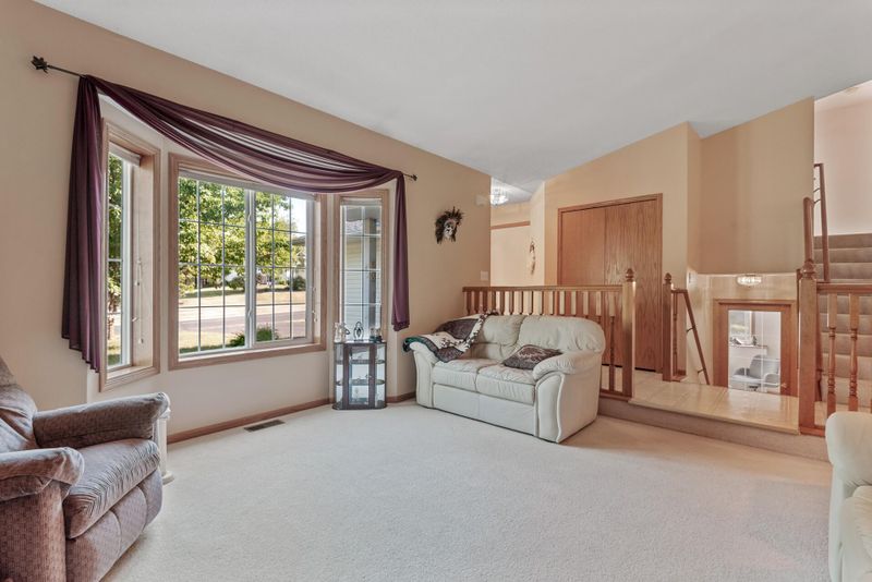 999 Sunny Ridge Dr, Carver, MN 55315