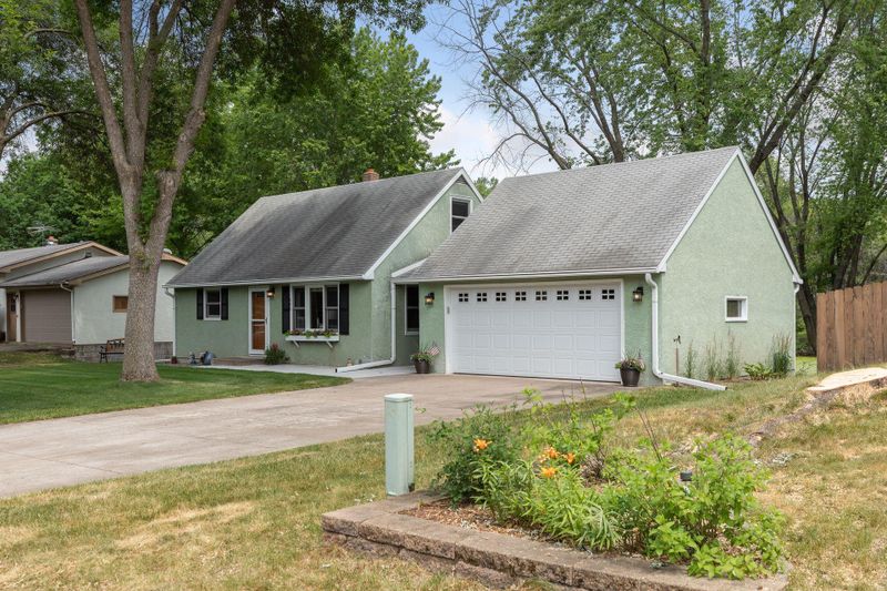 556 Edith Ave, Mahtomedi, MN 55115