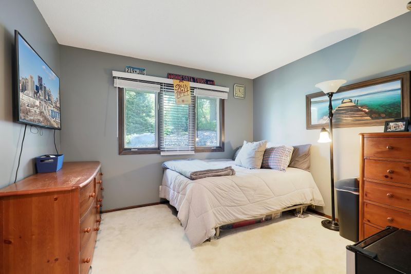 209 Krestwood Dr, Burnsville, MN 55337