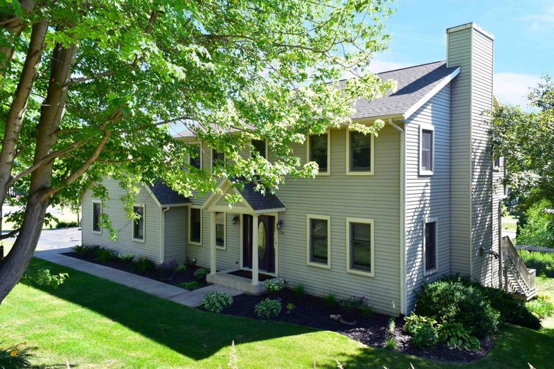 738 N 4th St, La Crescent, MN 55947